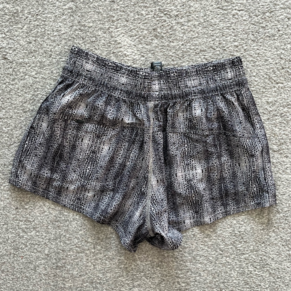 Like New Vuori Dash Womans Shorts Size XS in Black and White Snakeprint - Picture 2 of 6